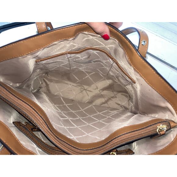 MICHAEL KORS, LARGE BROWN SIGNATURE LEATHER SHOULDER BAG - Picture 10 of 16